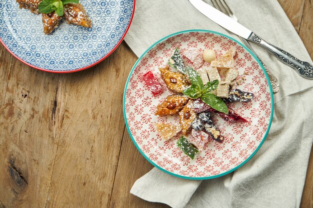 Talrze z kolorowymi potrawami